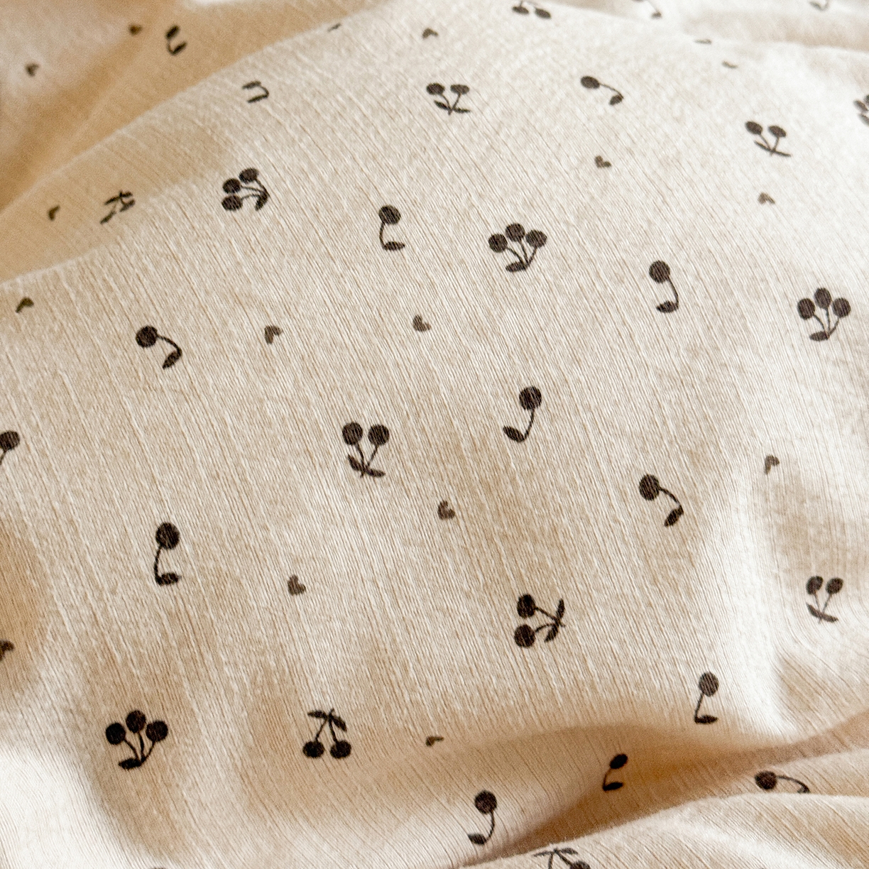 91家纺网 家纺一手货源 找家纺 金梦拉家纺 2026新款云感皱皱纱泡泡纱韩式床盖大花边四件套 咖调