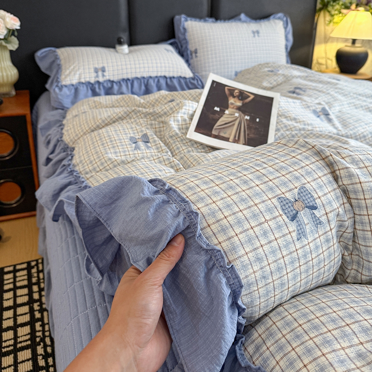 91家纺网 家纺一手货源 找家纺 金梦拉家纺 2026新款云感皱皱纱泡泡纱韩式床盖大花边四件套 蓝色蝴蝶结