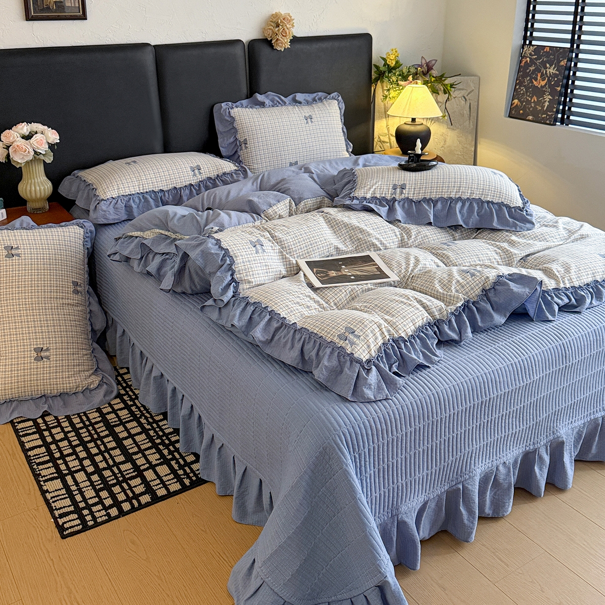 91家纺网 家纺一手货源 找家纺 金梦拉家纺 2026新款云感皱皱纱泡泡纱韩式床盖大花边四件套 蓝色蝴蝶结