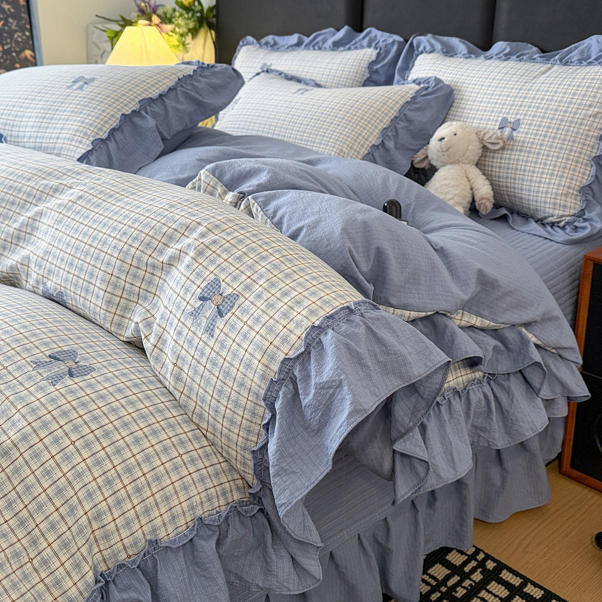 91家纺网 家纺一手货源 找家纺 金梦拉家纺 2026新款云感皱皱纱泡泡纱韩式床盖大花边四件套 蓝色蝴蝶结