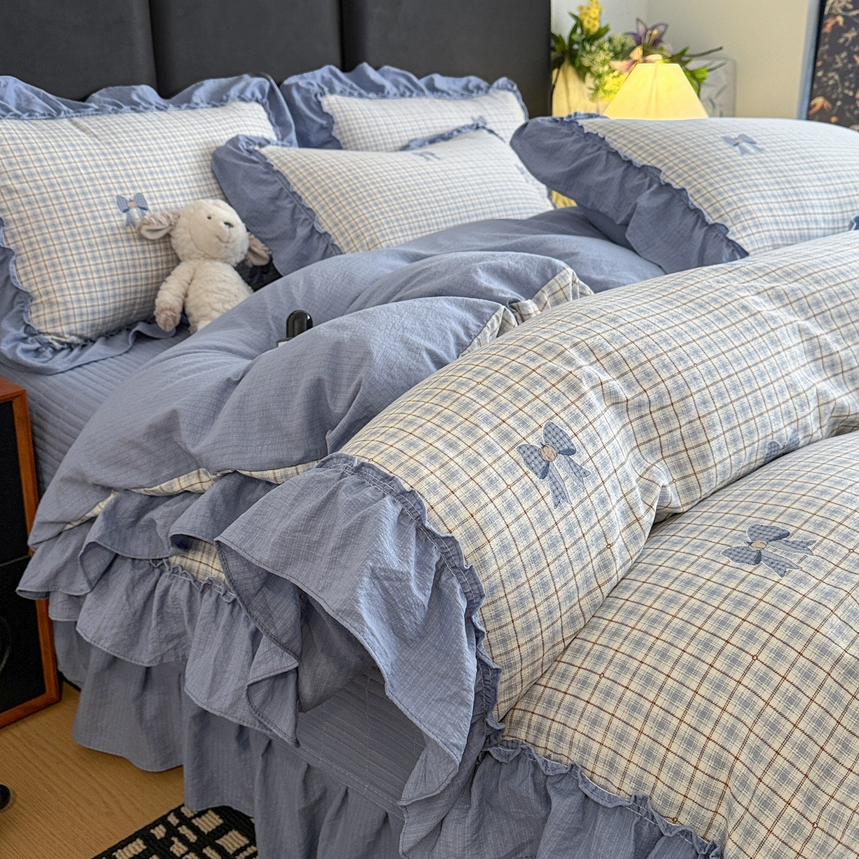 91家纺网 家纺一手货源 找家纺 金梦拉家纺 2026新款云感皱皱纱泡泡纱韩式床盖大花边四件套 蓝色蝴蝶结