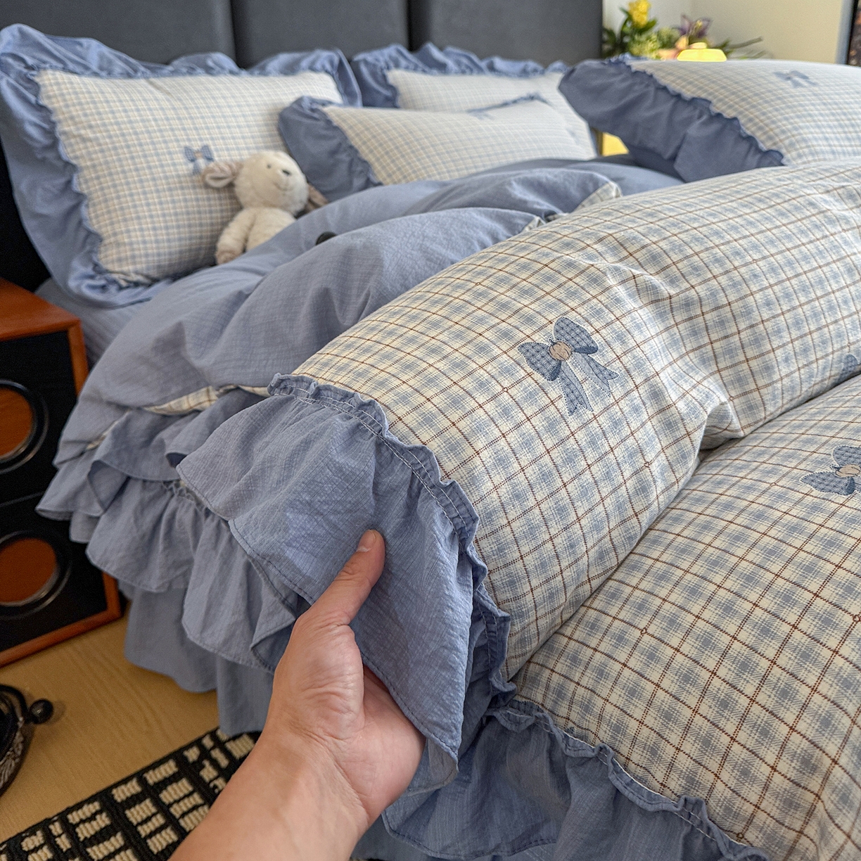 91家纺网 家纺一手货源 找家纺 金梦拉家纺 2026新款云感皱皱纱泡泡纱韩式床盖大花边四件套 蓝色蝴蝶结