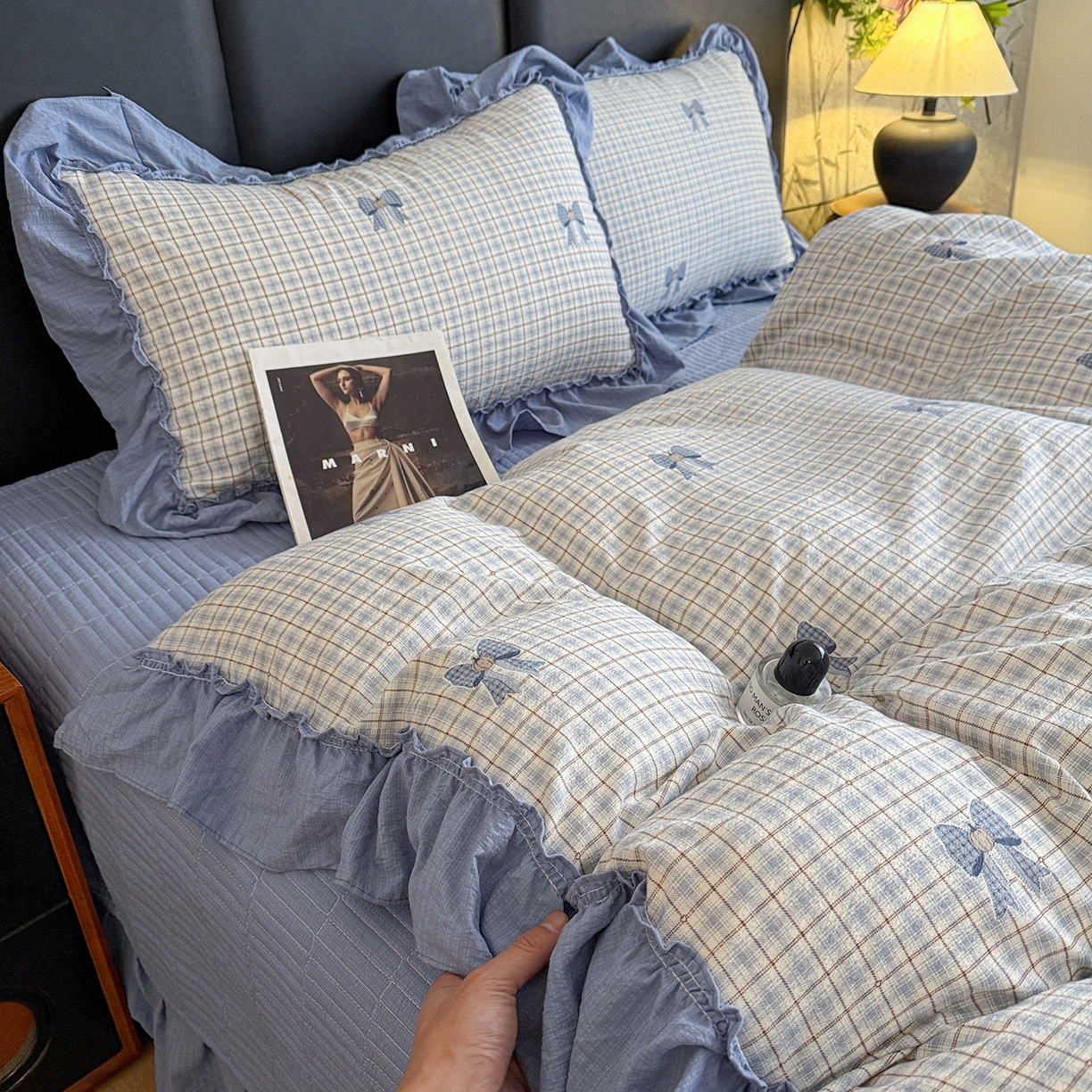 91家纺网 家纺一手货源 找家纺 金梦拉家纺 2026新款云感皱皱纱泡泡纱韩式床盖大花边四件套 蓝色蝴蝶结