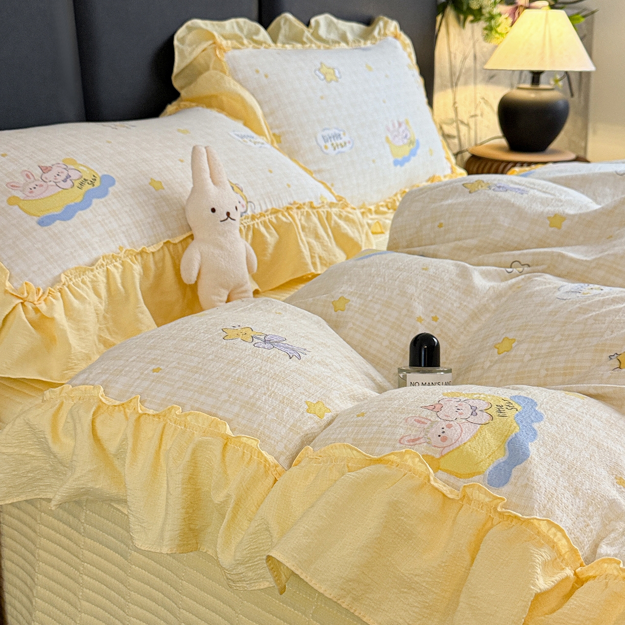 91家纺网 家纺一手货源 找家纺 金梦拉家纺 2026新款云感皱皱纱泡泡纱韩式床盖大花边四件套 可爱萌物