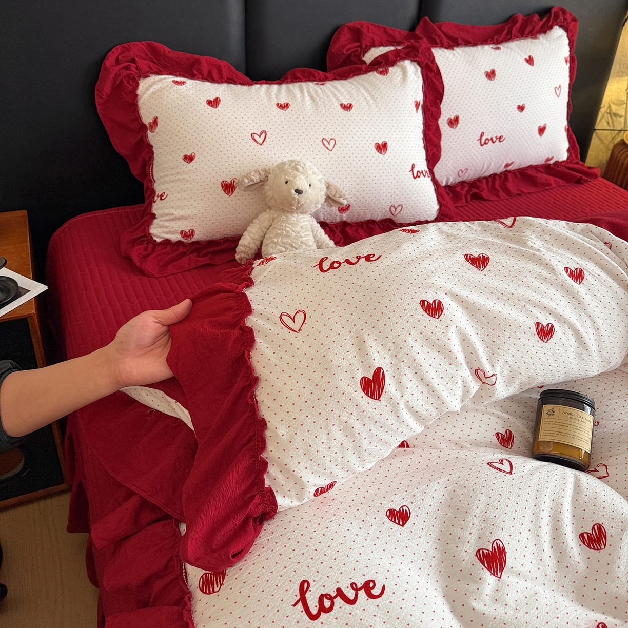 91家纺网 家纺一手货源 找家纺 金梦拉家纺 2026新款云感皱皱纱泡泡纱韩式床盖大花边四件套 爱心点点