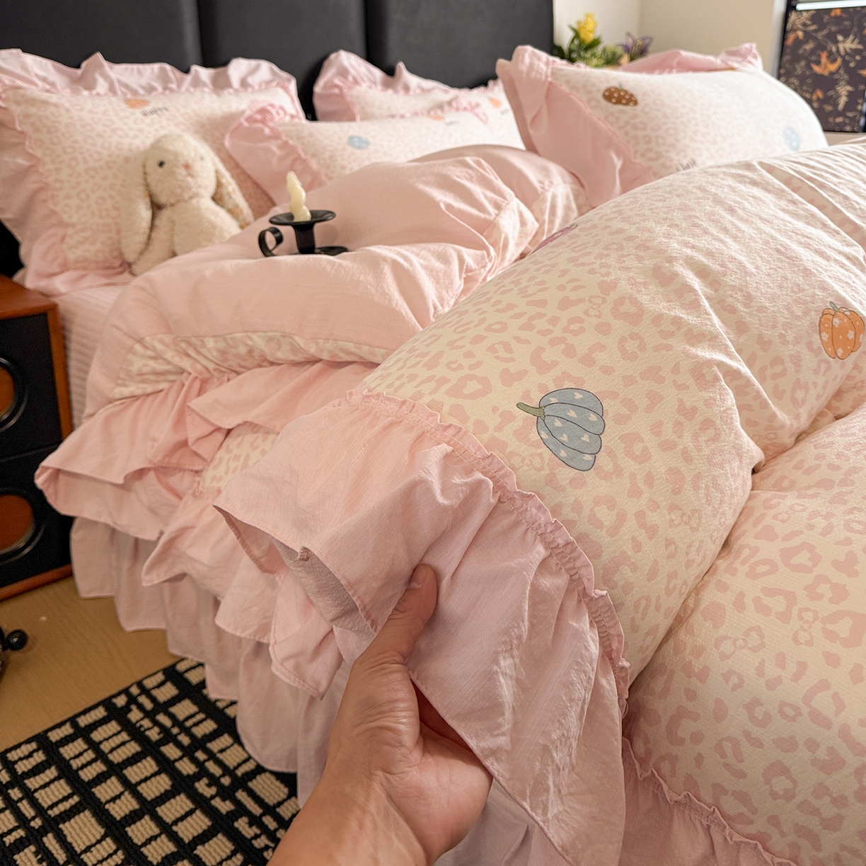 91家纺网 家纺一手货源 找家纺 金梦拉家纺 2026新款云感皱皱纱泡泡纱韩式床盖大花边四件套 豹纹南瓜