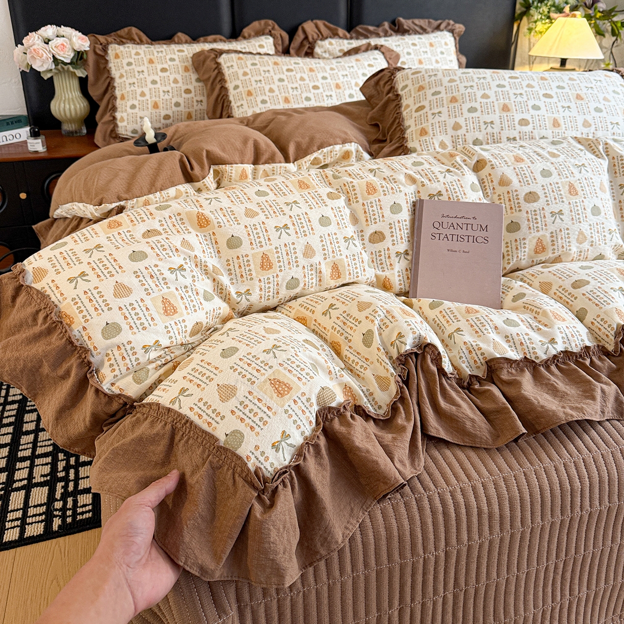 91家纺网 家纺一手货源 找家纺 金梦拉家纺 2026新款云感皱皱纱泡泡纱韩式床盖大花边四件套 南瓜多多