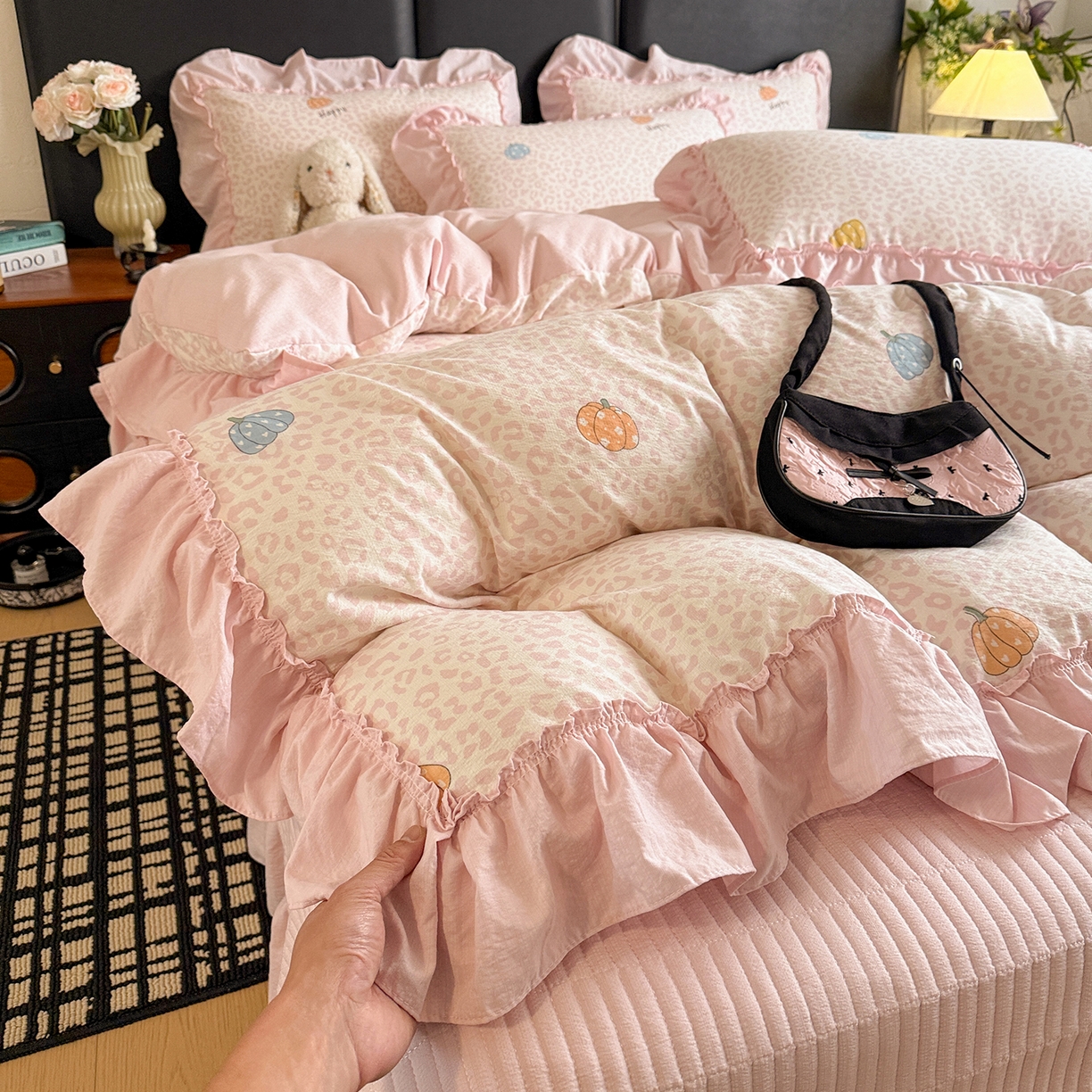 91家纺网 家纺一手货源 找家纺 金梦拉家纺 2026新款云感皱皱纱泡泡纱韩式床盖大花边四件套 豹纹南瓜