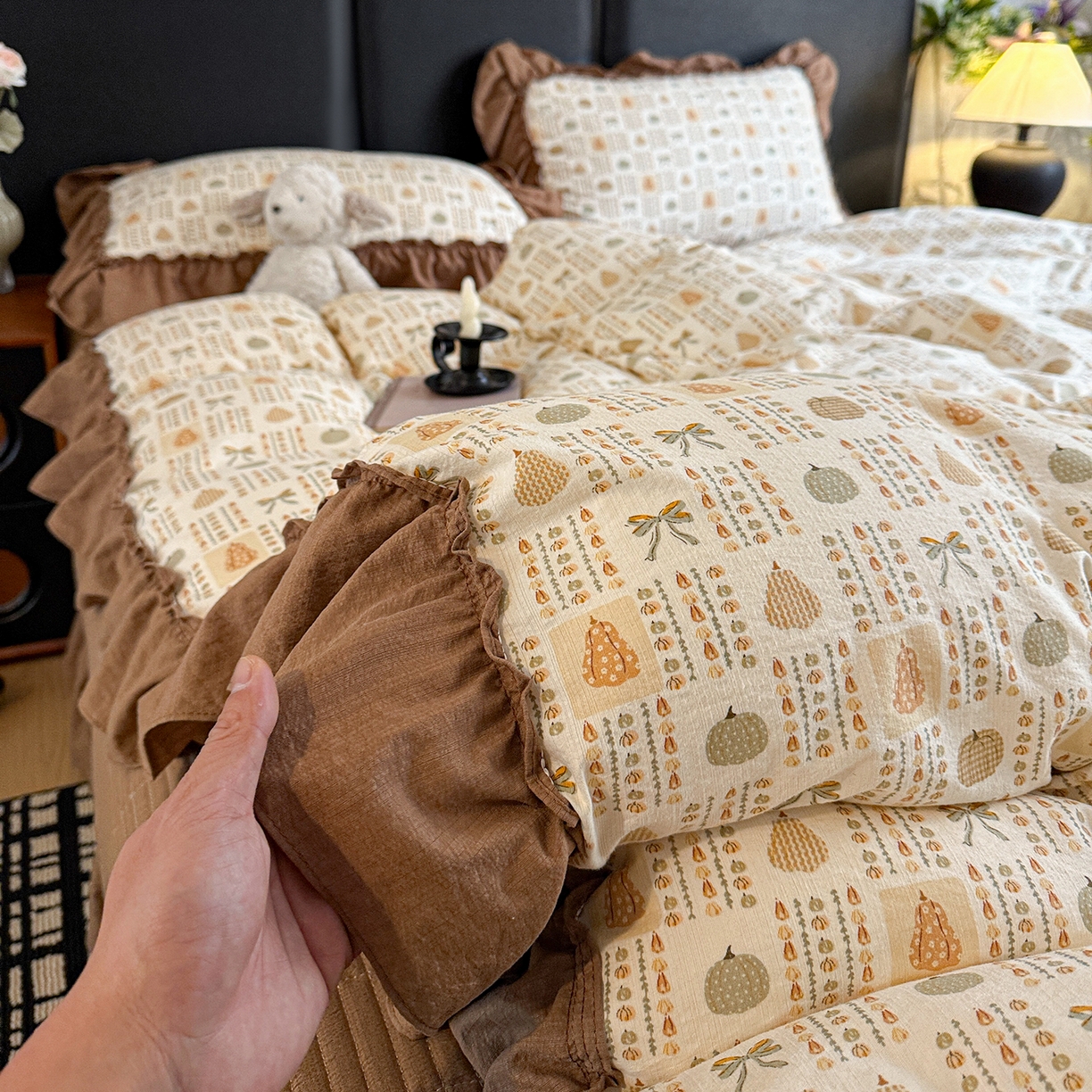 91家纺网 家纺一手货源 找家纺 金梦拉家纺 2026新款云感皱皱纱泡泡纱韩式床盖大花边四件套 南瓜多多