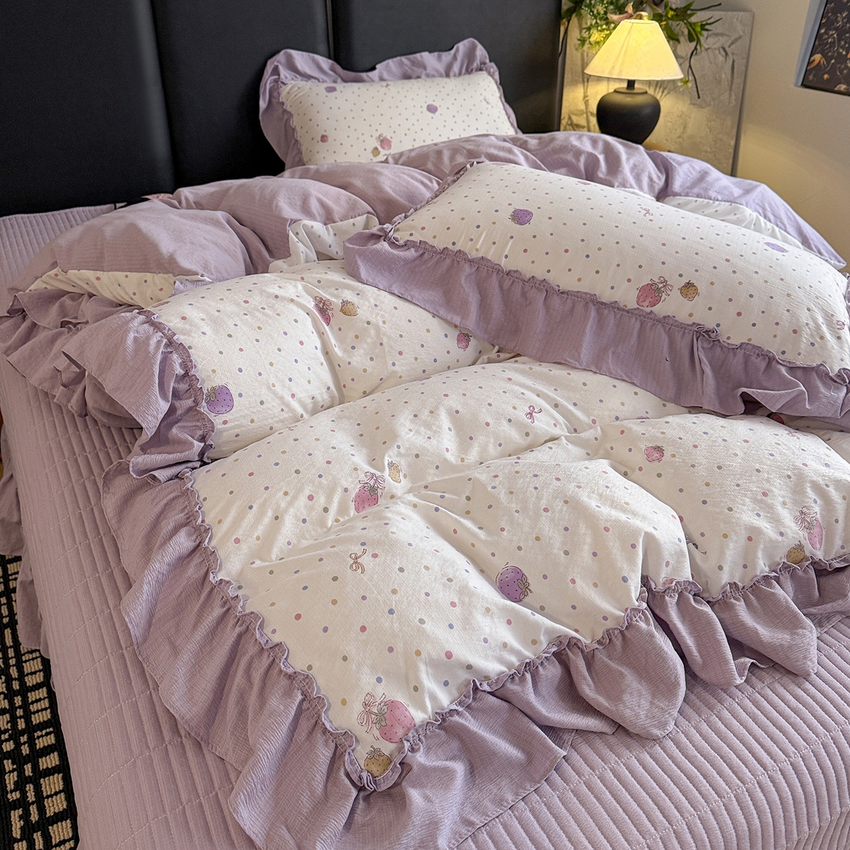 91家纺网 家纺一手货源 找家纺 金梦拉家纺 2026新款云感皱皱纱泡泡纱韩式床盖大花边四件套 紫调草莓