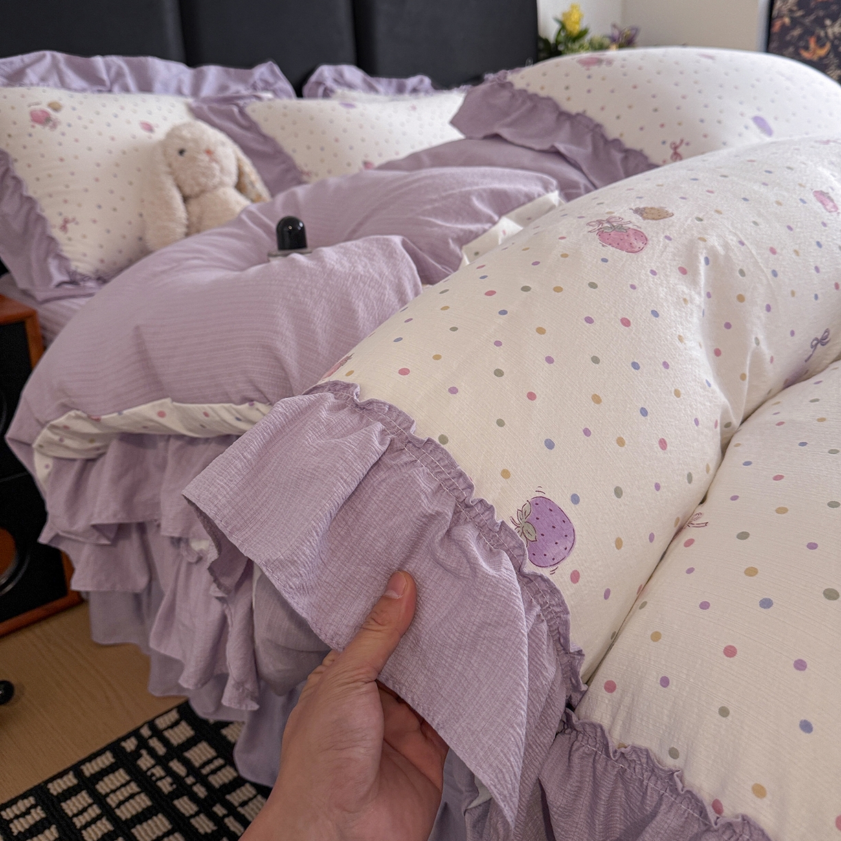 91家纺网 家纺一手货源 找家纺 金梦拉家纺 2026新款云感皱皱纱泡泡纱韩式床盖大花边四件套 紫调草莓