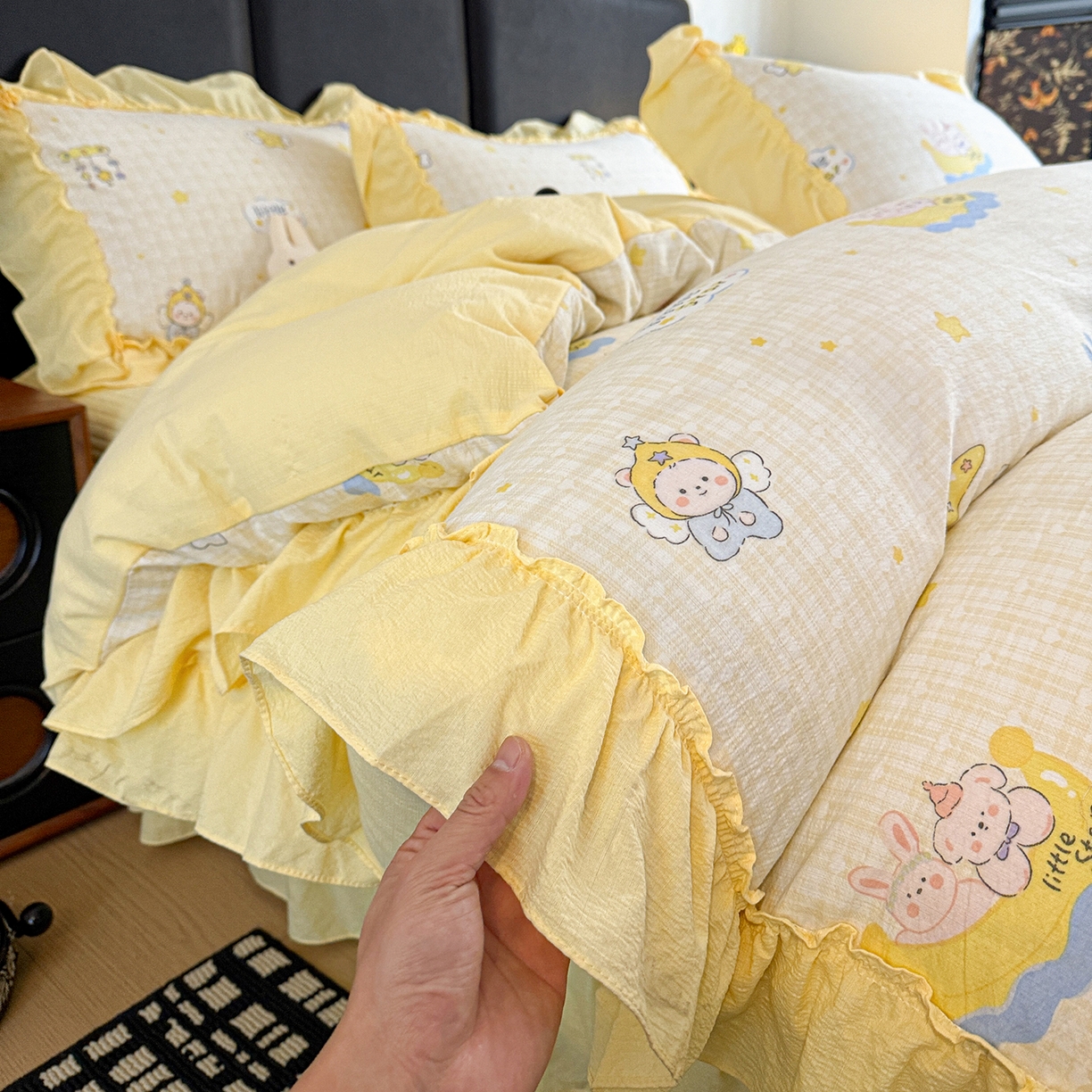 91家纺网 家纺一手货源 找家纺 金梦拉家纺 2026新款云感皱皱纱泡泡纱韩式床盖大花边四件套 可爱萌物