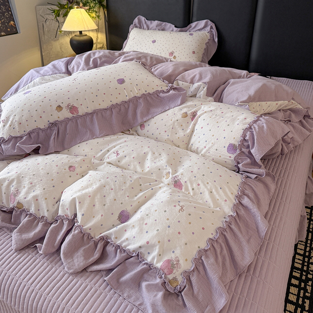 91家纺网 家纺一手货源 找家纺 金梦拉家纺 2026新款云感皱皱纱泡泡纱韩式床盖大花边四件套 紫调草莓