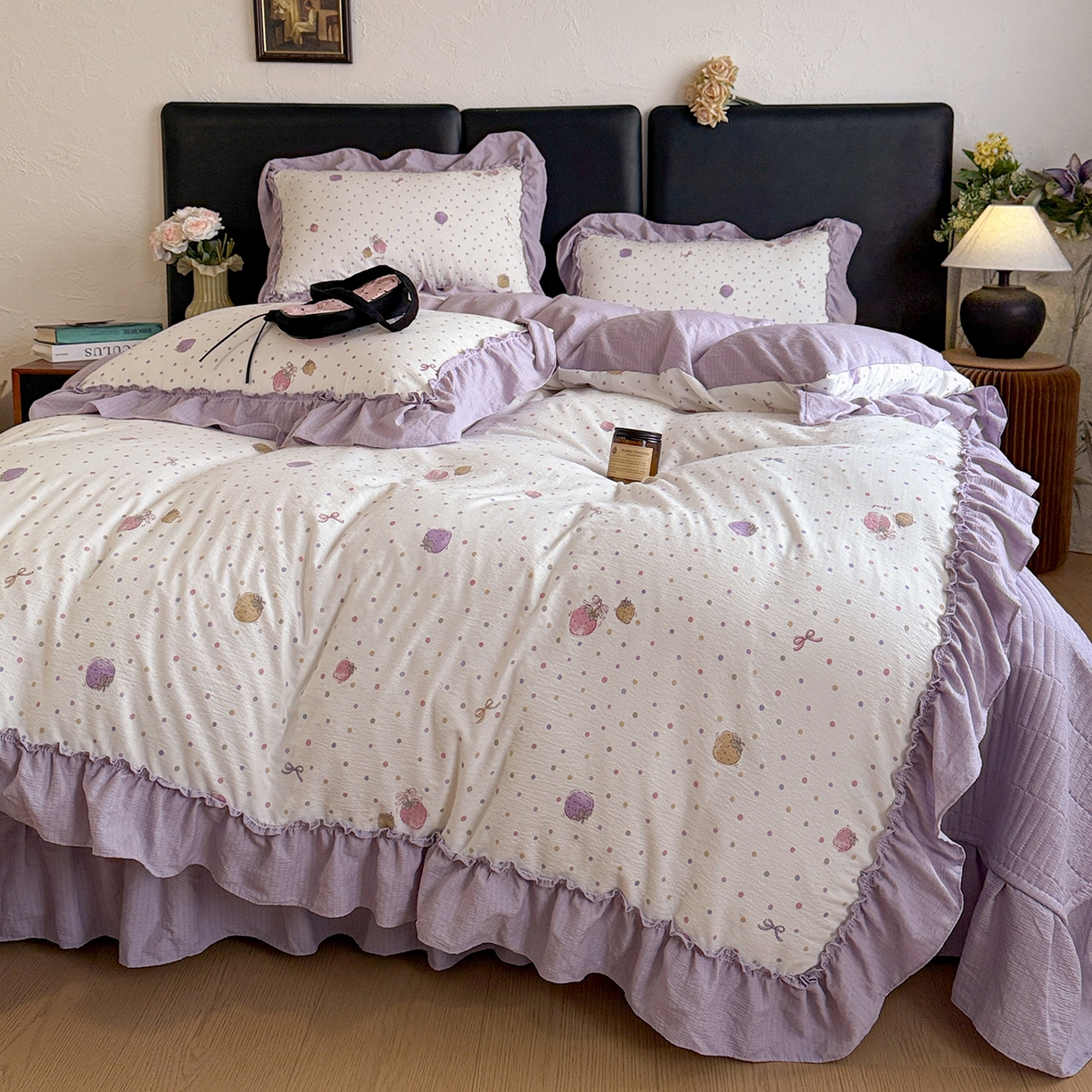 91家纺网 家纺一手货源 找家纺 金梦拉家纺 2026新款云感皱皱纱泡泡纱韩式床盖大花边四件套 紫调草莓