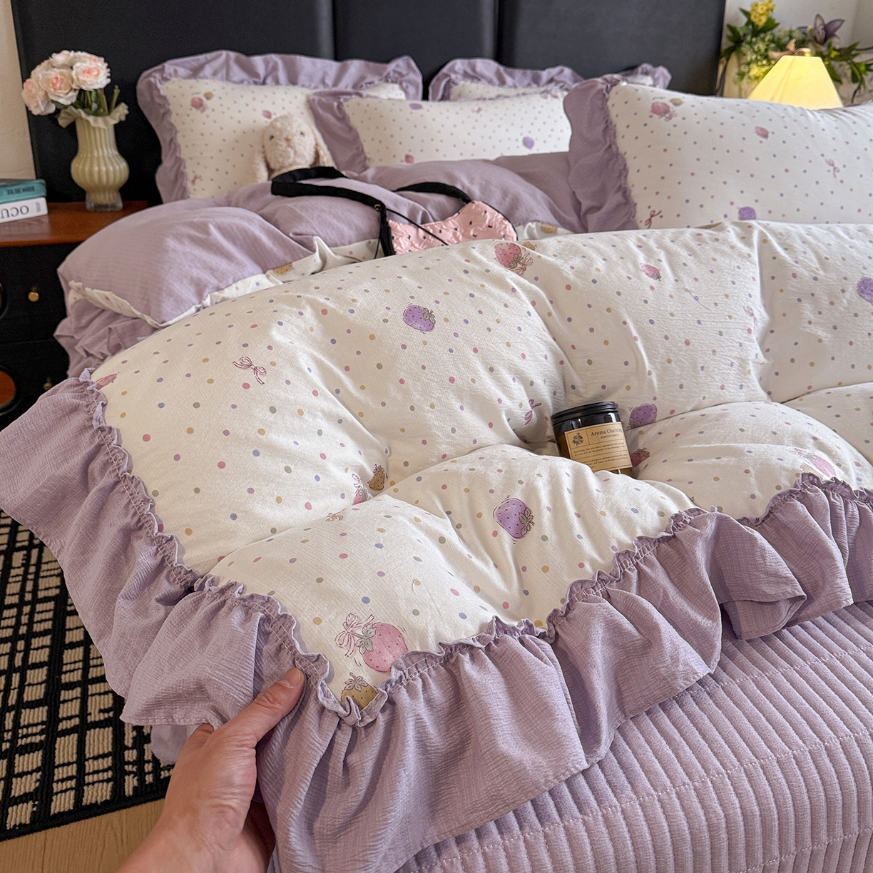 91家纺网 家纺一手货源 找家纺 金梦拉家纺 2026新款云感皱皱纱泡泡纱韩式床盖大花边四件套 紫调草莓