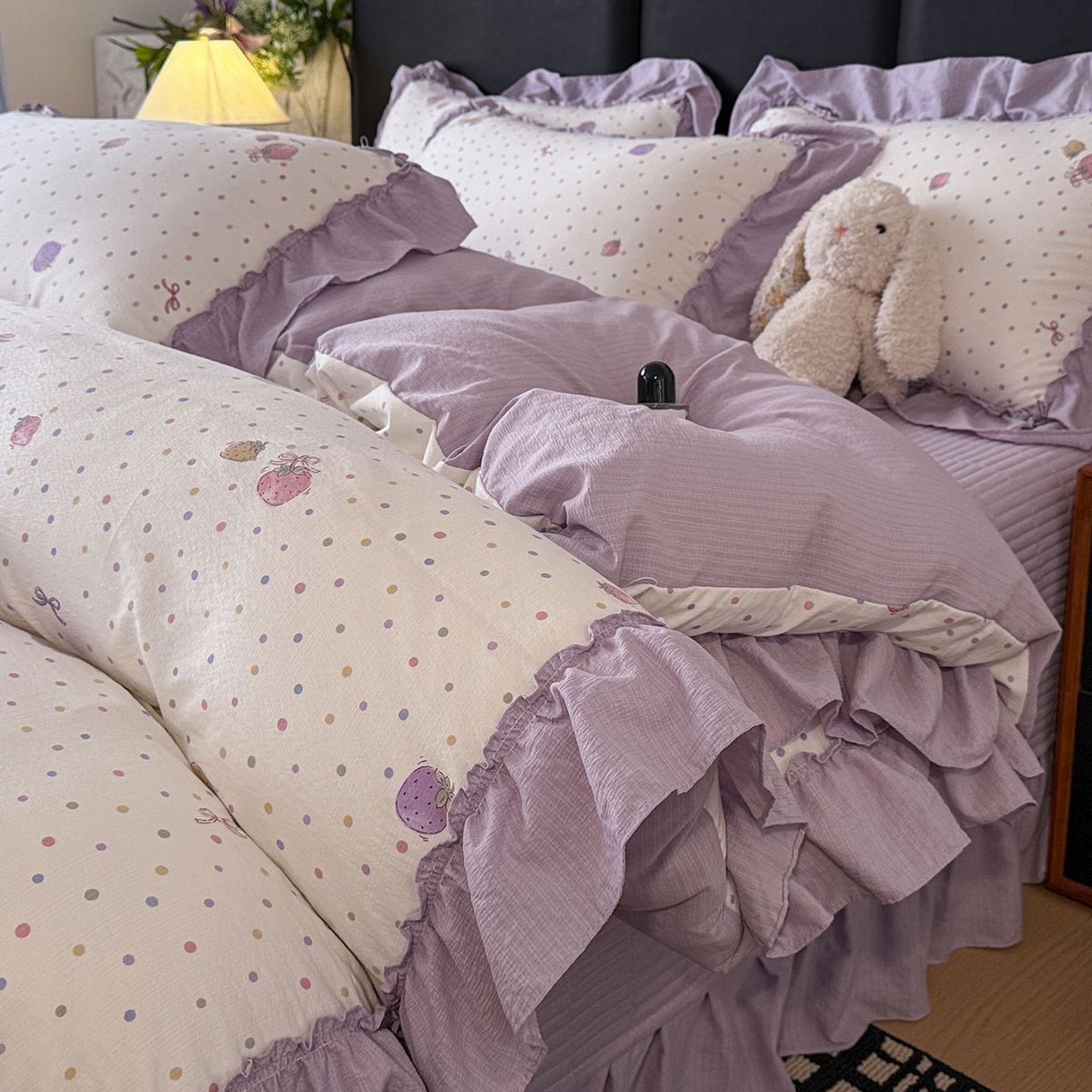 91家纺网 家纺一手货源 找家纺 金梦拉家纺 2026新款云感皱皱纱泡泡纱韩式床盖大花边四件套 紫调草莓