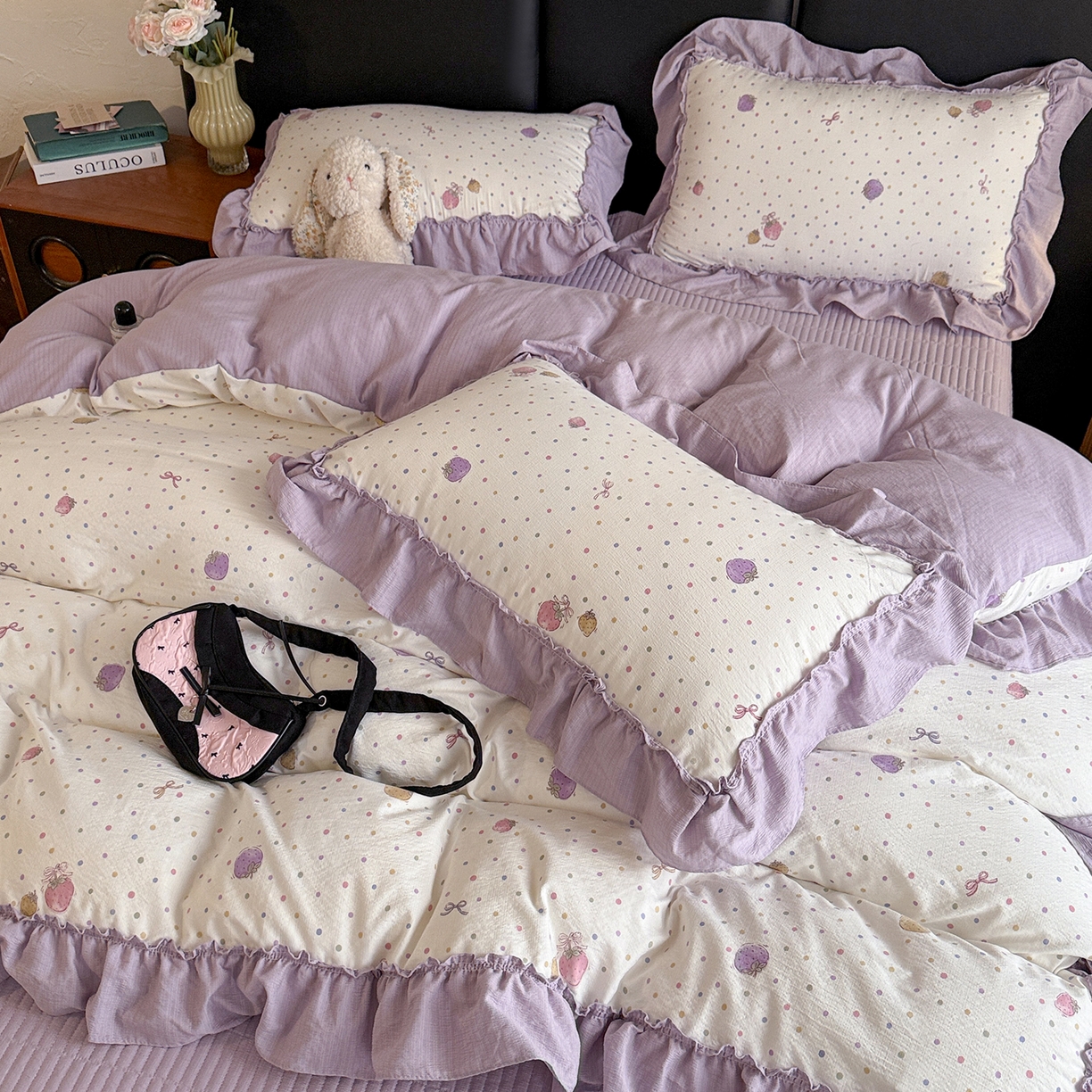 91家纺网 家纺一手货源 找家纺 金梦拉家纺 2026新款云感皱皱纱泡泡纱韩式床盖大花边四件套 紫调草莓