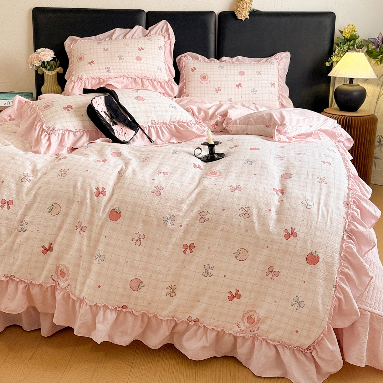 91家纺网 家纺一手货源 找家纺 金梦拉家纺 2026新款云感皱皱纱泡泡纱韩式床盖大花边四件套 甜甜草莓