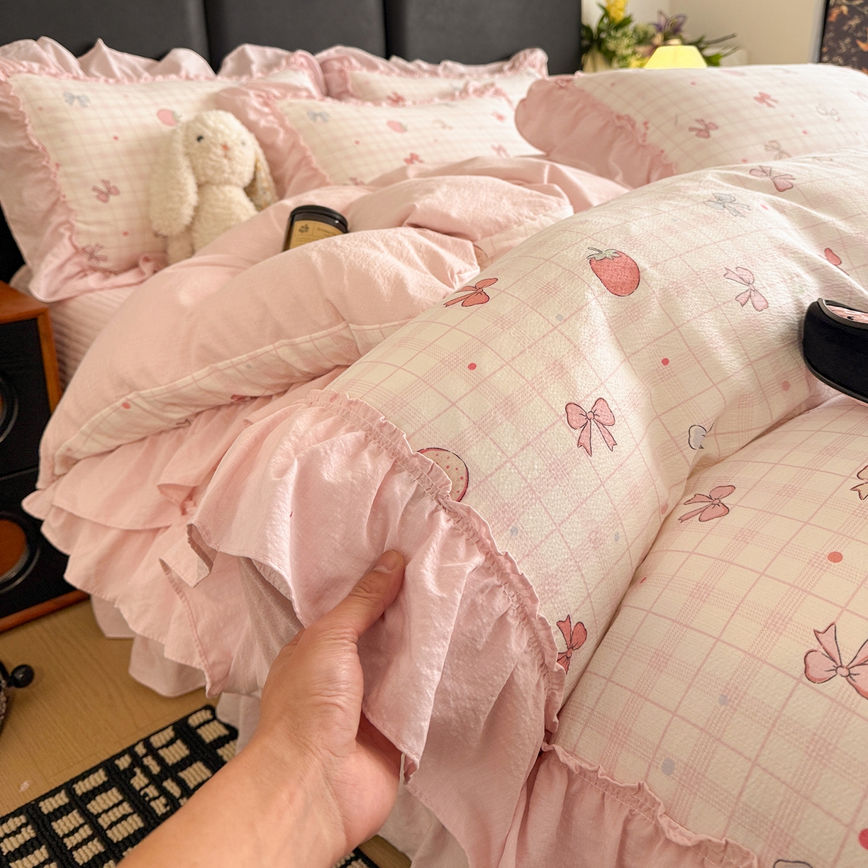 91家纺网 家纺一手货源 找家纺 金梦拉家纺 2026新款云感皱皱纱泡泡纱韩式床盖大花边四件套 甜甜草莓