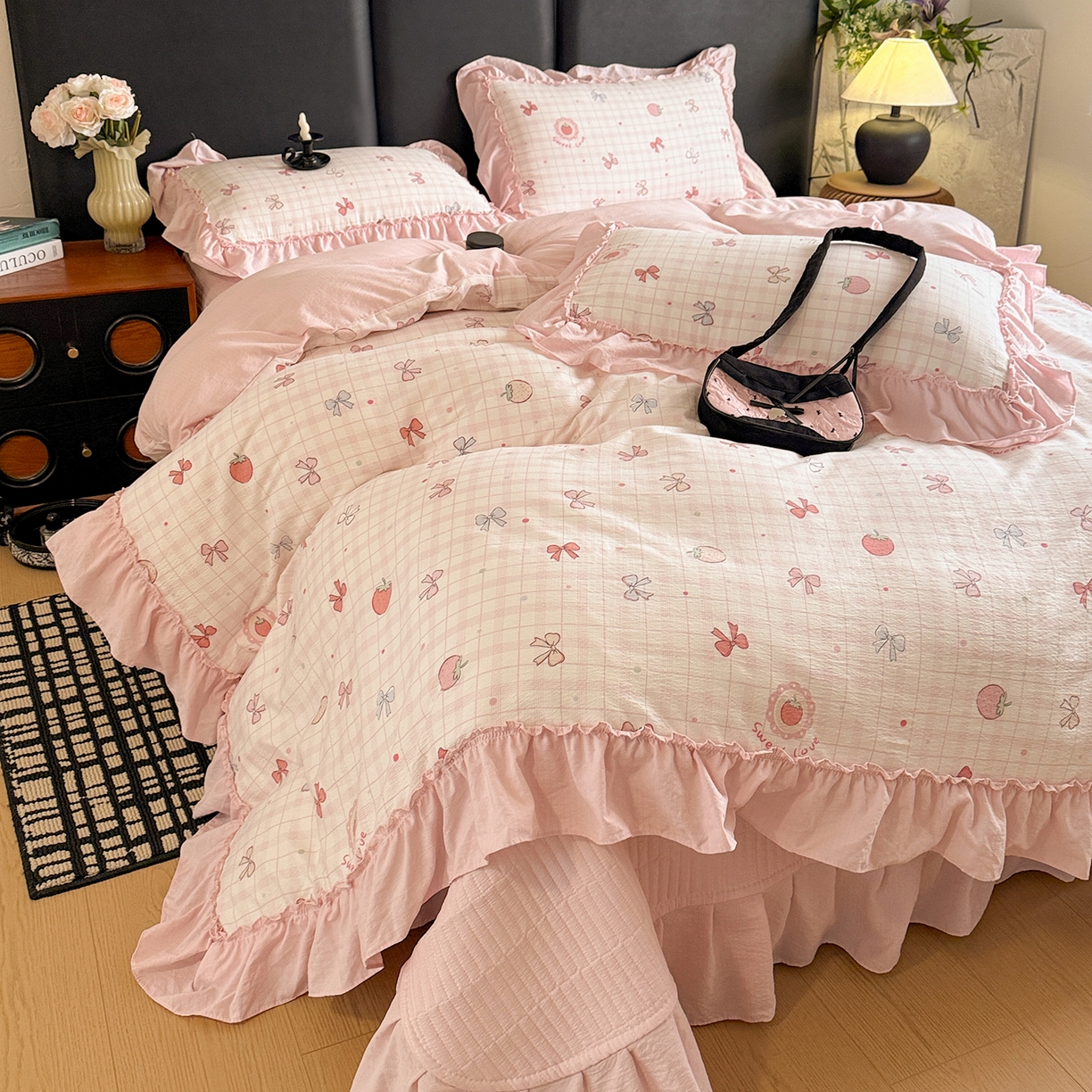 金梦拉家纺 2026新款云感皱皱纱泡泡纱韩式床盖大花边四件套 甜甜草莓