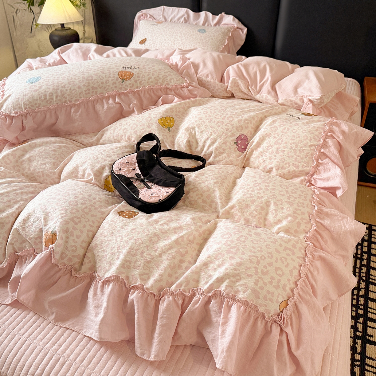 91家纺网 家纺一手货源 找家纺 金梦拉家纺 2026新款云感皱皱纱泡泡纱韩式床盖大花边四件套 豹纹南瓜