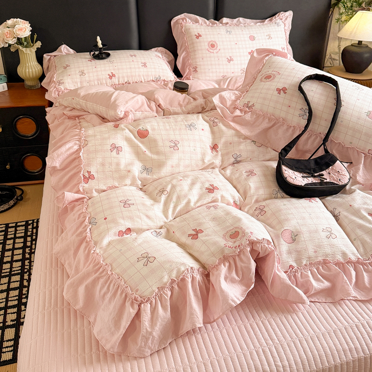 91家纺网 家纺一手货源 找家纺 金梦拉家纺 2026新款云感皱皱纱泡泡纱韩式床盖大花边四件套 甜甜草莓