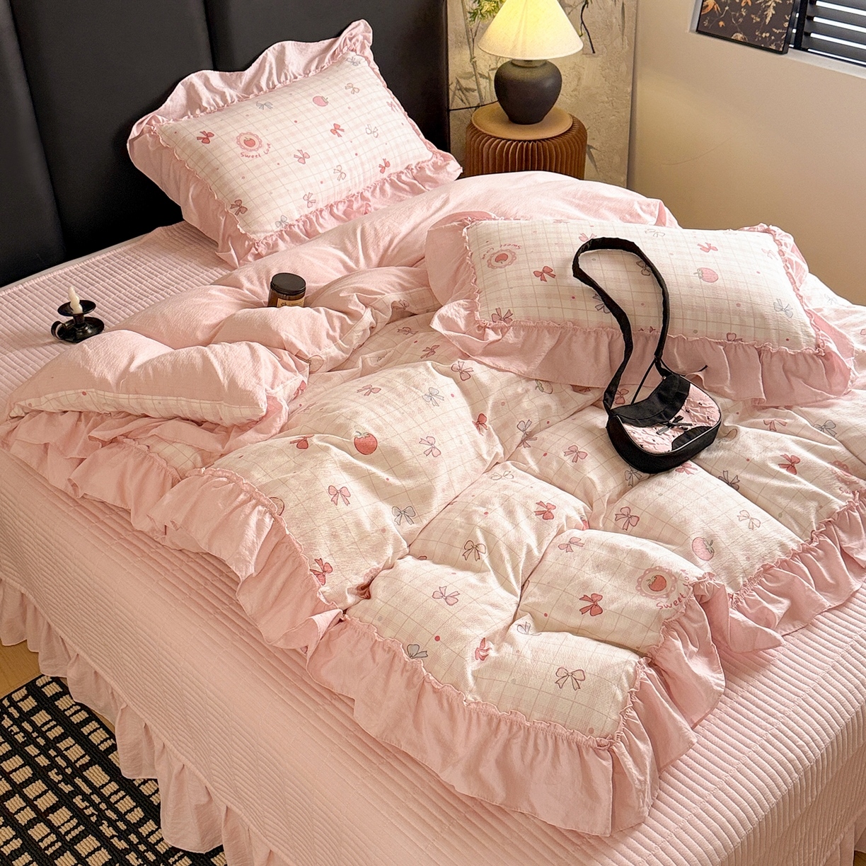 91家纺网 家纺一手货源 找家纺 金梦拉家纺 2026新款云感皱皱纱泡泡纱韩式床盖大花边四件套 甜甜草莓