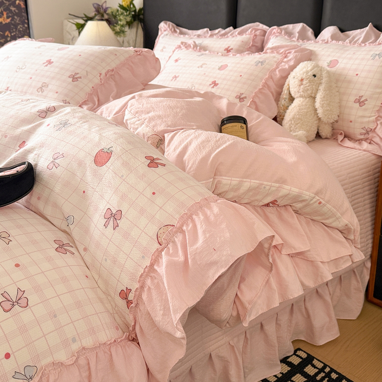 91家纺网 家纺一手货源 找家纺 金梦拉家纺 2026新款云感皱皱纱泡泡纱韩式床盖大花边四件套 甜甜草莓