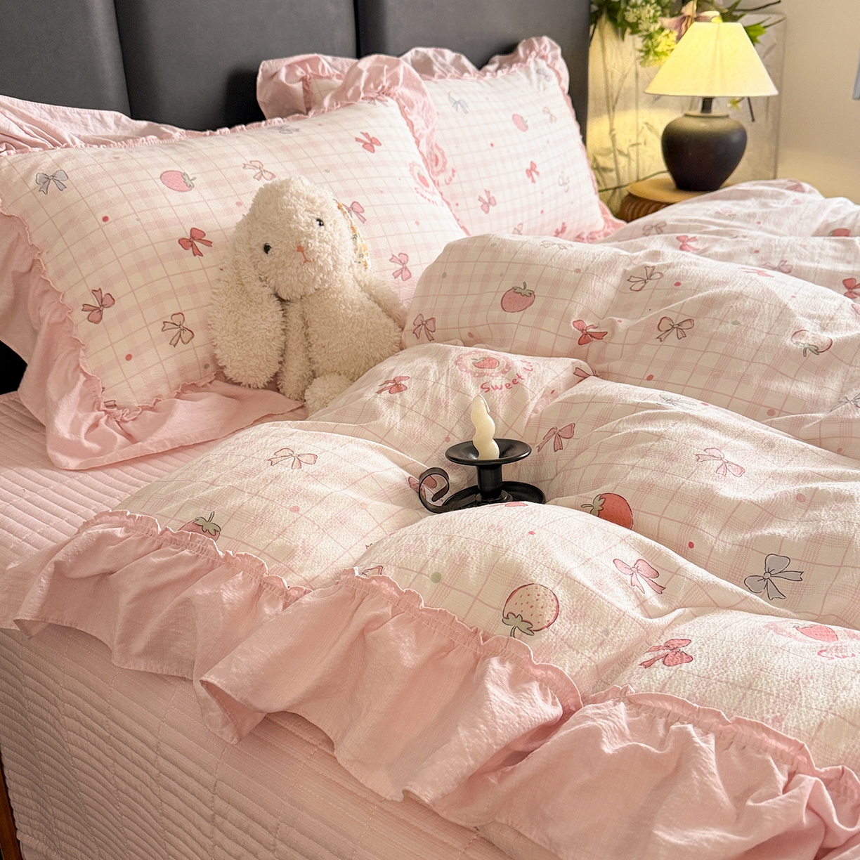 91家纺网 家纺一手货源 找家纺 金梦拉家纺 2026新款云感皱皱纱泡泡纱韩式床盖大花边四件套 甜甜草莓