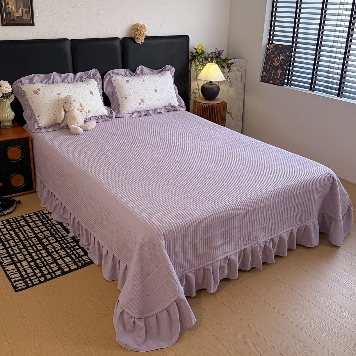 91家纺网 家纺一手货源 找家纺 金梦拉家纺 2026新款云感皱皱纱泡泡纱韩式床盖大花边四件套 紫调草莓