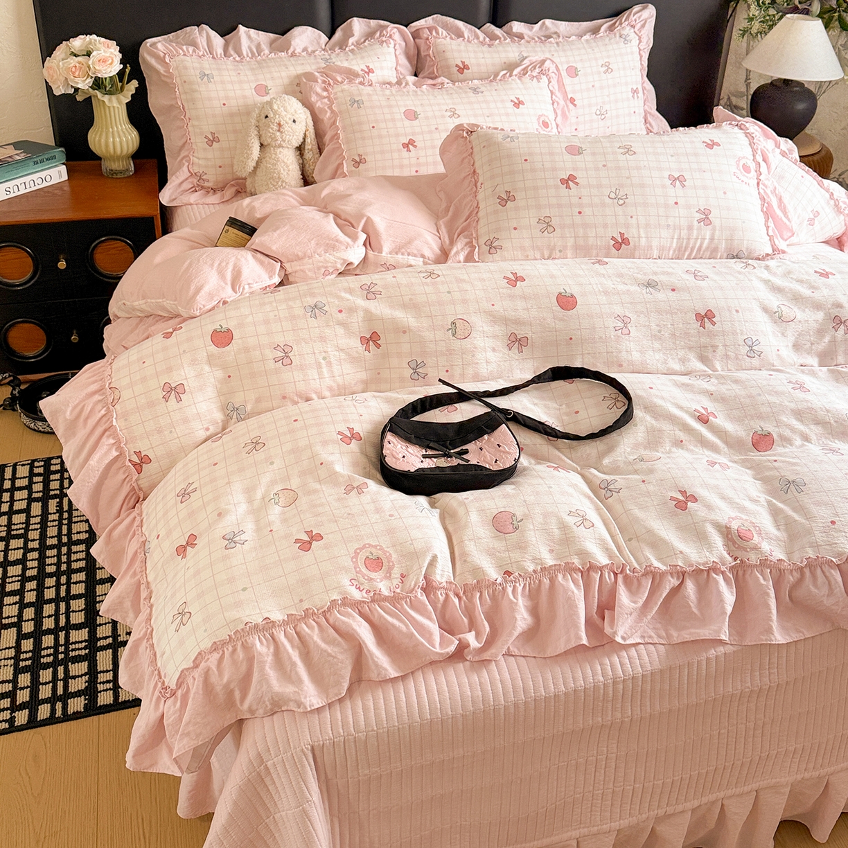 91家纺网 家纺一手货源 找家纺 金梦拉家纺 2026新款云感皱皱纱泡泡纱韩式床盖大花边四件套 甜甜草莓