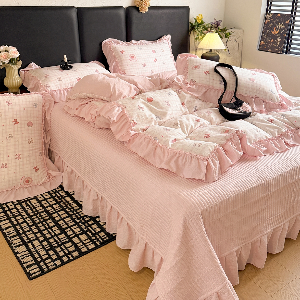 91家纺网 家纺一手货源 找家纺 金梦拉家纺 2026新款云感皱皱纱泡泡纱韩式床盖大花边四件套 甜甜草莓