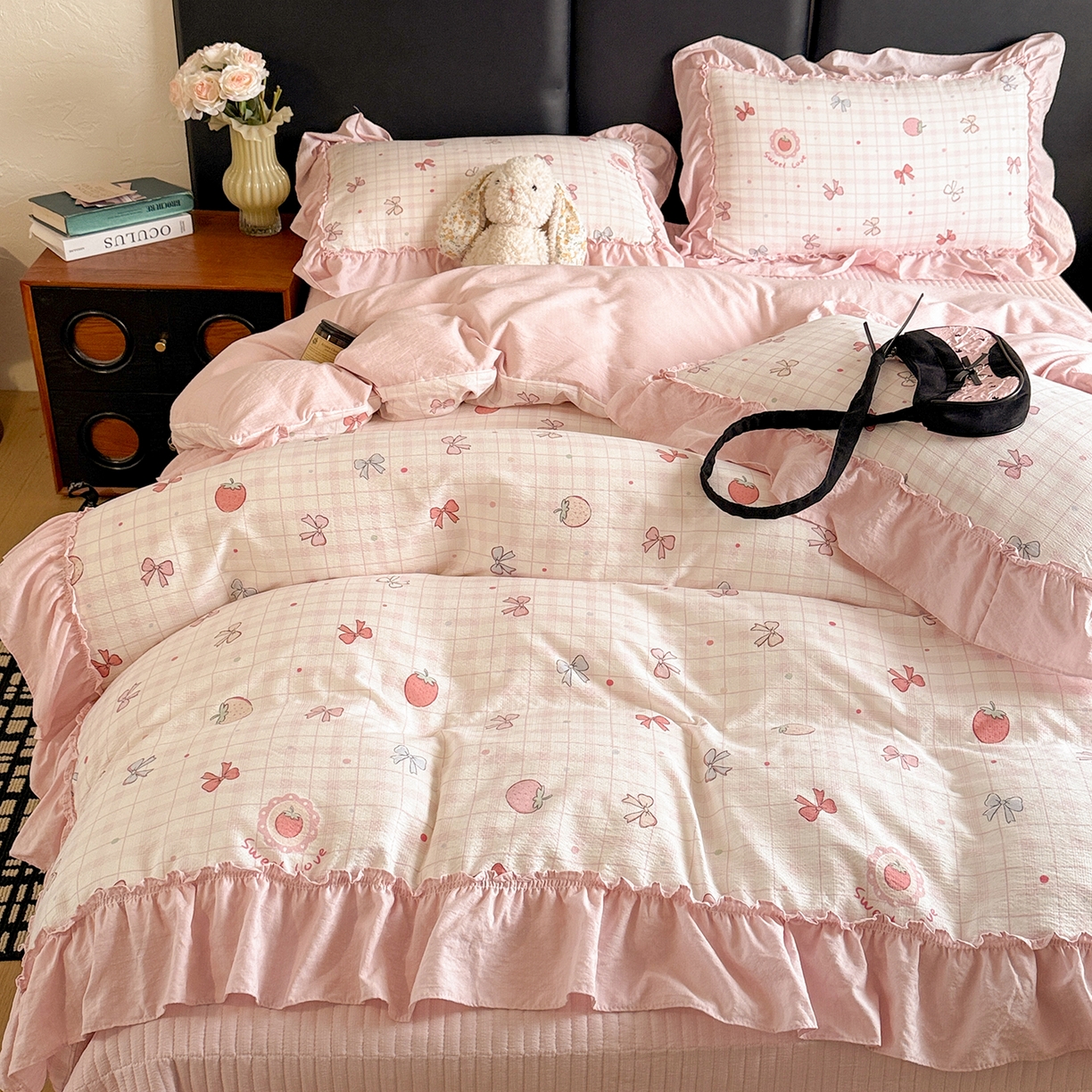 91家纺网 家纺一手货源 找家纺 金梦拉家纺 2026新款云感皱皱纱泡泡纱韩式床盖大花边四件套 甜甜草莓