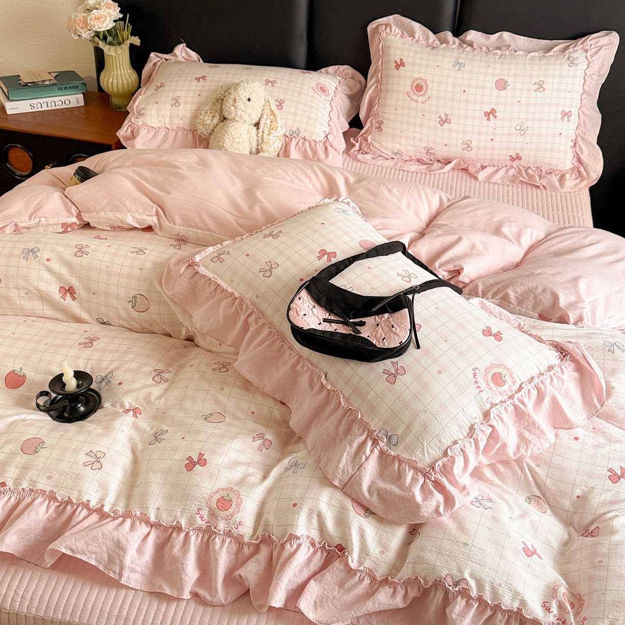 91家纺网 家纺一手货源 找家纺 金梦拉家纺 2026新款云感皱皱纱泡泡纱韩式床盖大花边四件套 甜甜草莓