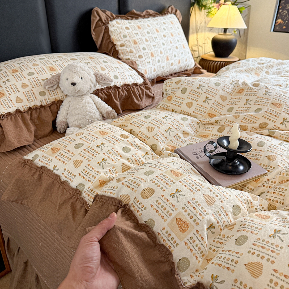 91家纺网 家纺一手货源 找家纺 金梦拉家纺 2026新款云感皱皱纱泡泡纱韩式床盖大花边四件套 南瓜多多