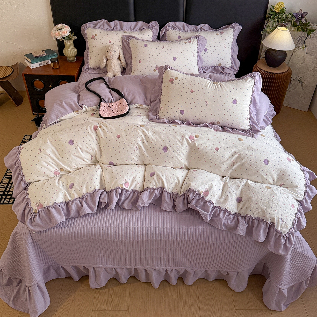 91家纺网 家纺一手货源 找家纺 金梦拉家纺 2026新款云感皱皱纱泡泡纱韩式床盖大花边四件套 紫调草莓