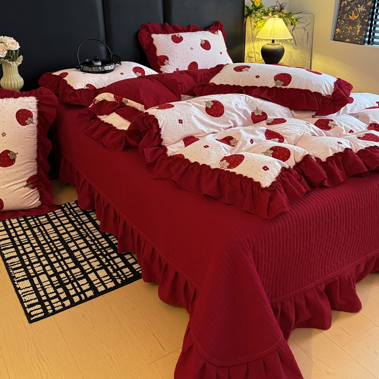 91家纺网 家纺一手货源 找家纺 金梦拉家纺 2026新款云感皱皱纱泡泡纱韩式床盖大花边四件套 草莓