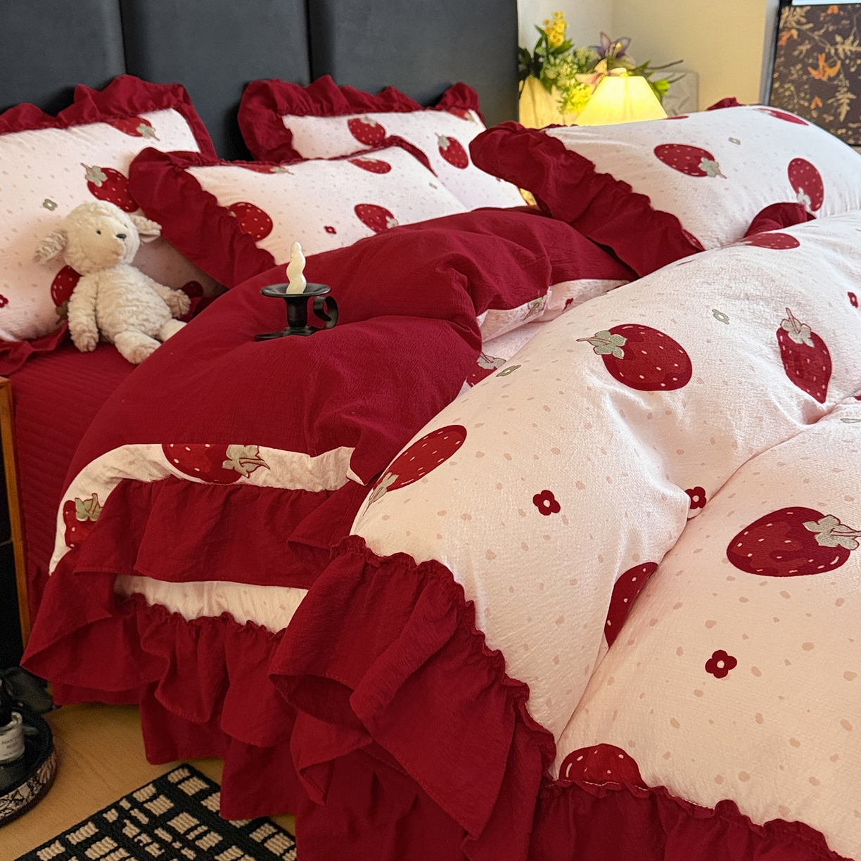 91家纺网 家纺一手货源 找家纺 金梦拉家纺 2026新款云感皱皱纱泡泡纱韩式床盖大花边四件套 草莓