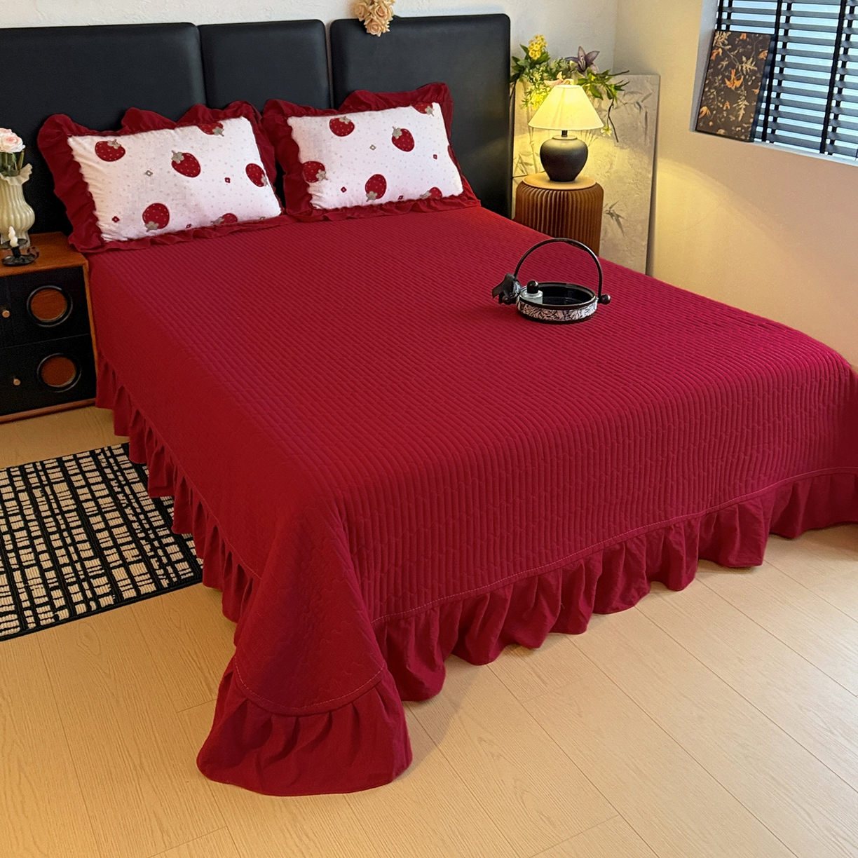 91家纺网 家纺一手货源 找家纺 金梦拉家纺 2026新款云感皱皱纱泡泡纱韩式床盖大花边四件套 草莓