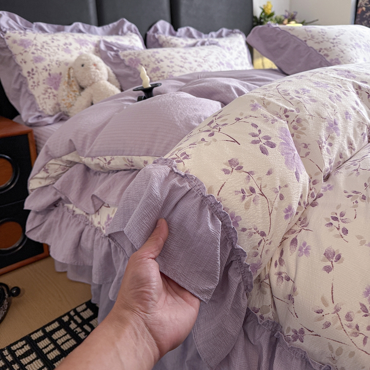 91家纺网 家纺一手货源 找家纺 金梦拉家纺 2026新款云感皱皱纱泡泡纱韩式床盖大花边四件套 紫韵