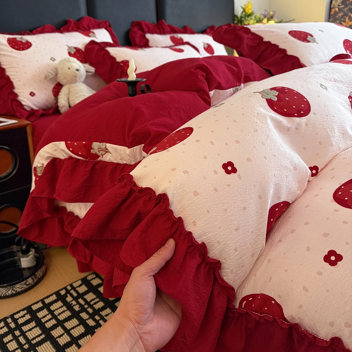 91家纺网 家纺一手货源 找家纺 金梦拉家纺 2026新款云感皱皱纱泡泡纱韩式床盖大花边四件套 草莓