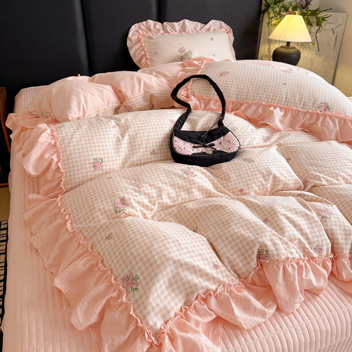 91家纺网 家纺一手货源 找家纺 金梦拉家纺 2026新款云感皱皱纱泡泡纱韩式床盖大花边四件套 粉樱浅梦