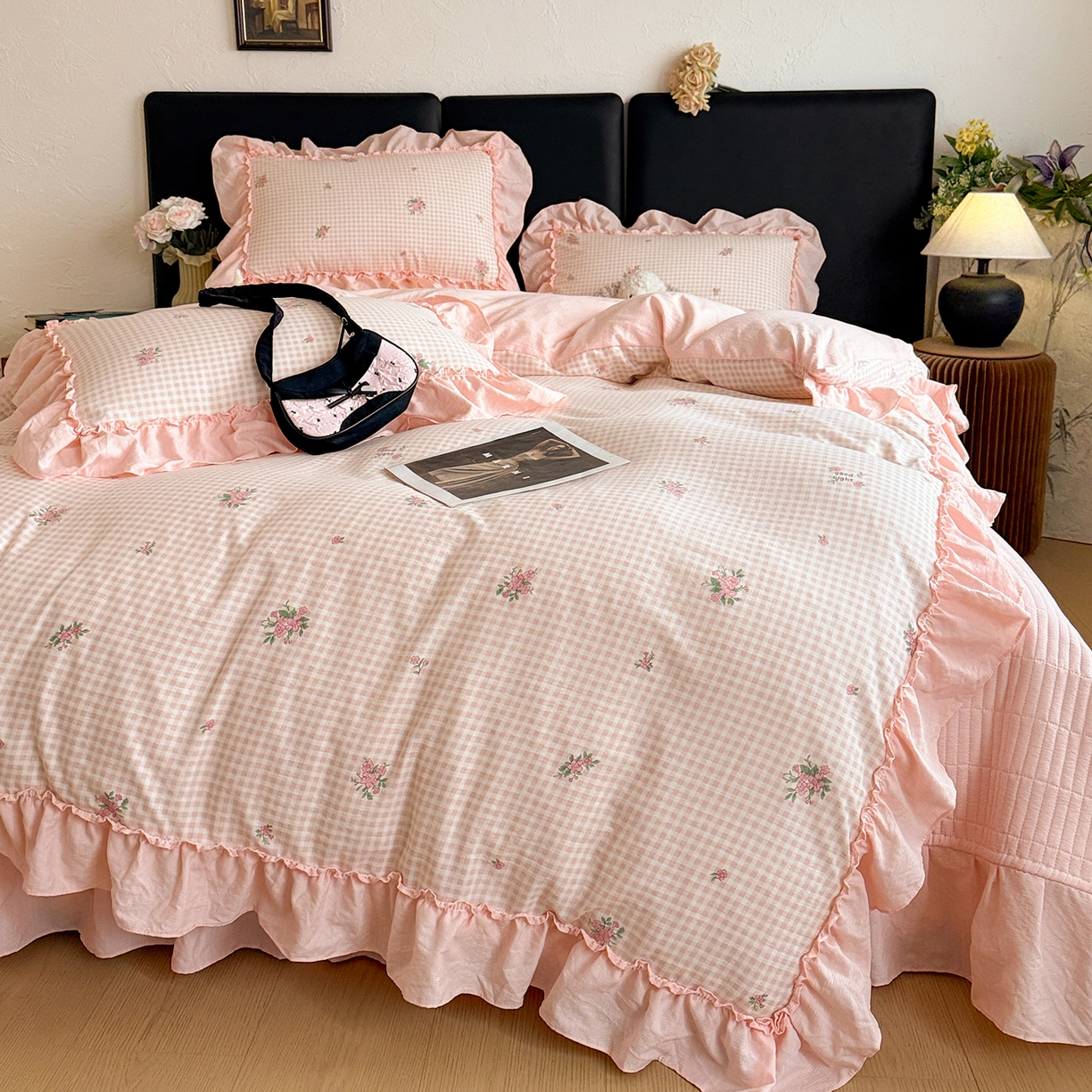 91家纺网 家纺一手货源 找家纺 金梦拉家纺 2026新款云感皱皱纱泡泡纱韩式床盖大花边四件套 粉樱浅梦