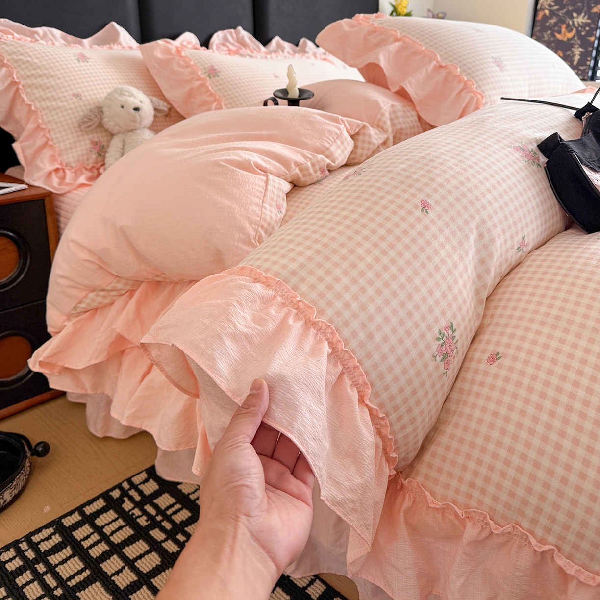 91家纺网 家纺一手货源 找家纺 金梦拉家纺 2026新款云感皱皱纱泡泡纱韩式床盖大花边四件套 粉樱浅梦
