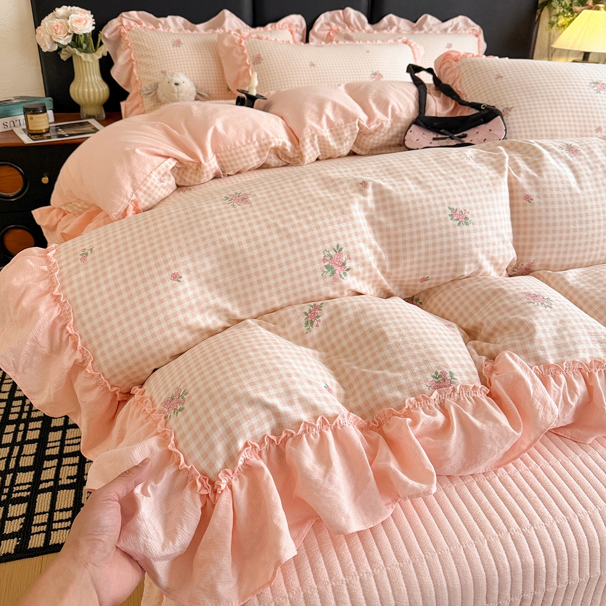 91家纺网 家纺一手货源 找家纺 金梦拉家纺 2026新款云感皱皱纱泡泡纱韩式床盖大花边四件套 粉樱浅梦