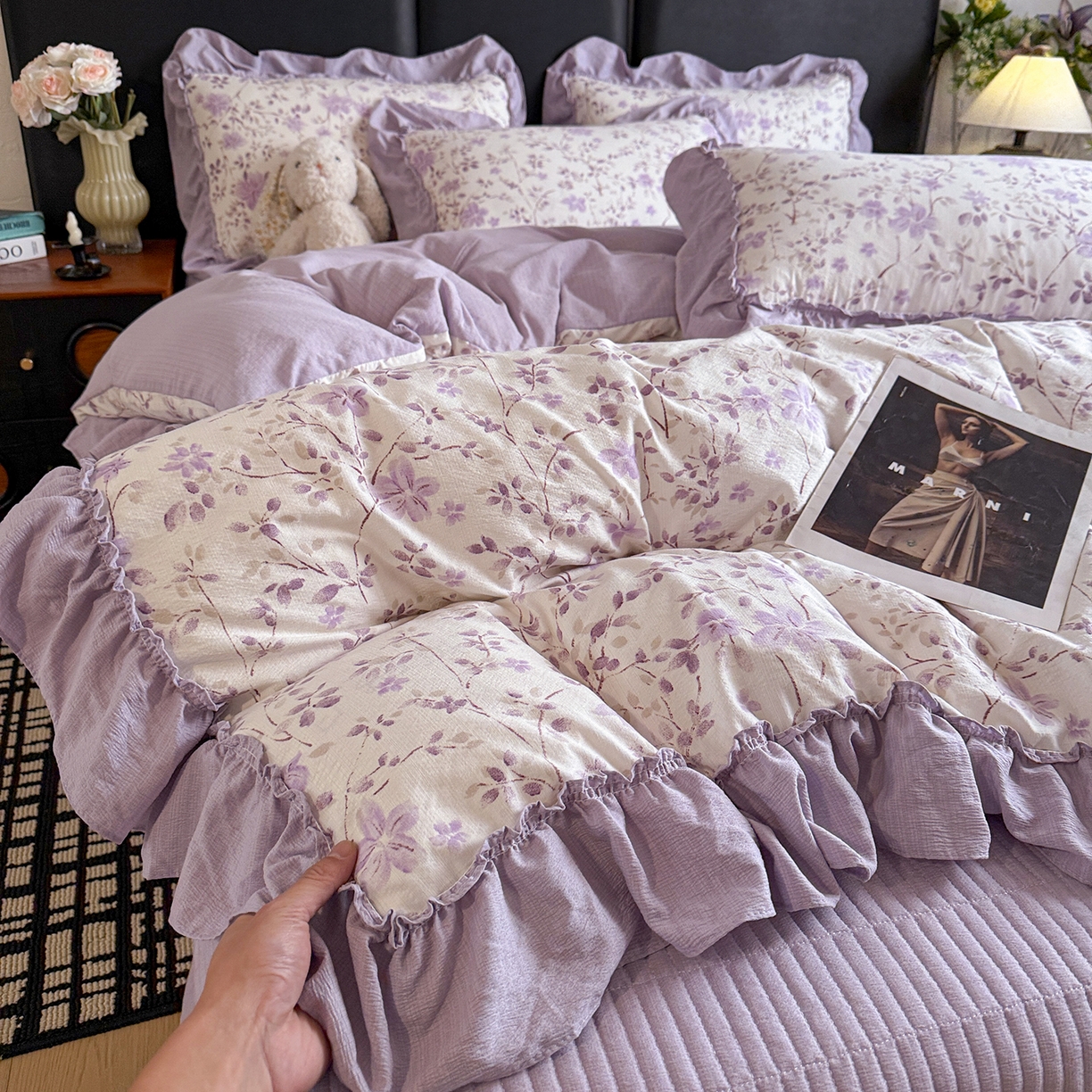 91家纺网 家纺一手货源 找家纺 金梦拉家纺 2026新款云感皱皱纱泡泡纱韩式床盖大花边四件套 紫韵