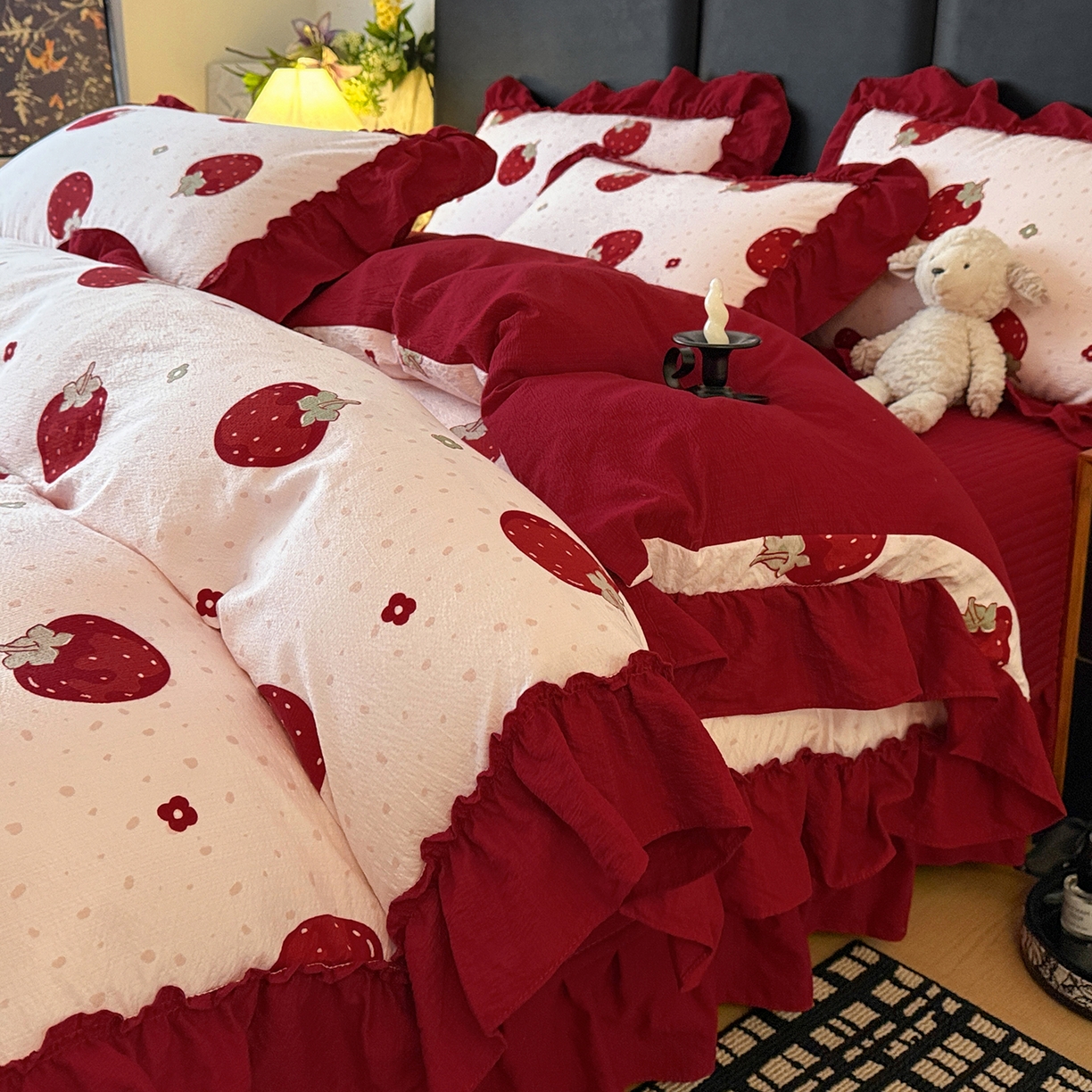 91家纺网 家纺一手货源 找家纺 金梦拉家纺 2026新款云感皱皱纱泡泡纱韩式床盖大花边四件套 草莓