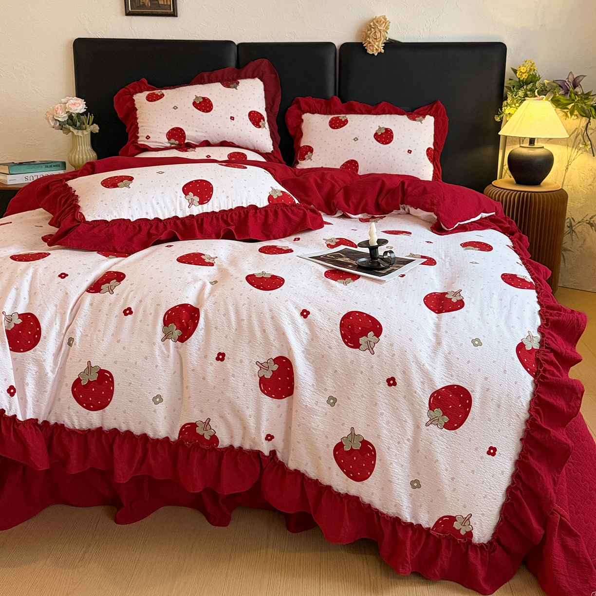 91家纺网 家纺一手货源 找家纺 金梦拉家纺 2026新款云感皱皱纱泡泡纱韩式床盖大花边四件套 草莓