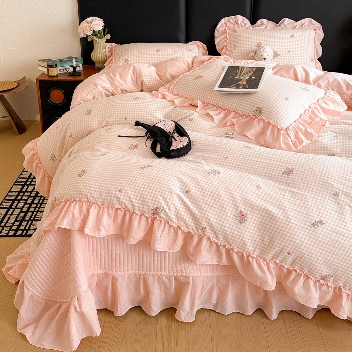 91家纺网 家纺一手货源 找家纺 金梦拉家纺 2026新款云感皱皱纱泡泡纱韩式床盖大花边四件套 粉樱浅梦