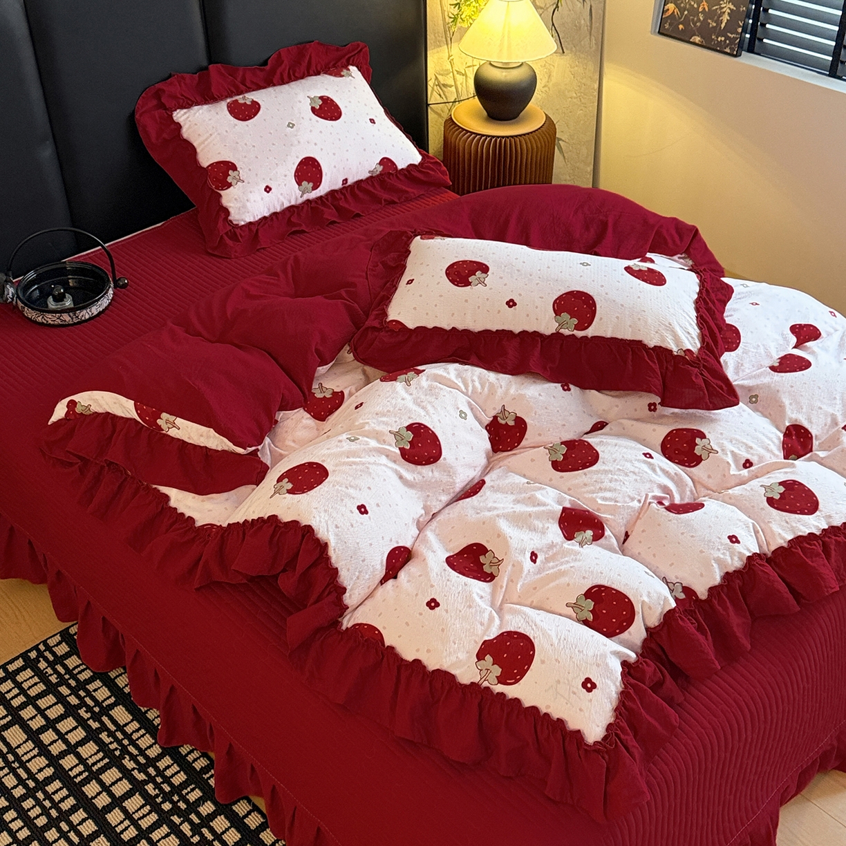 91家纺网 家纺一手货源 找家纺 金梦拉家纺 2026新款云感皱皱纱泡泡纱韩式床盖大花边四件套 草莓